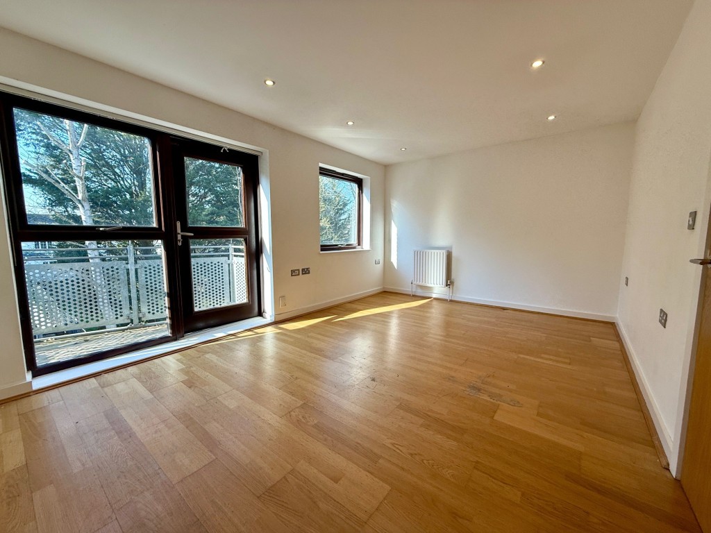 Lot: 105 - SECOND FLOOR FLAT WITH EN-SUITE TO MASTER BEDROOM - Reception room with access to the balcony